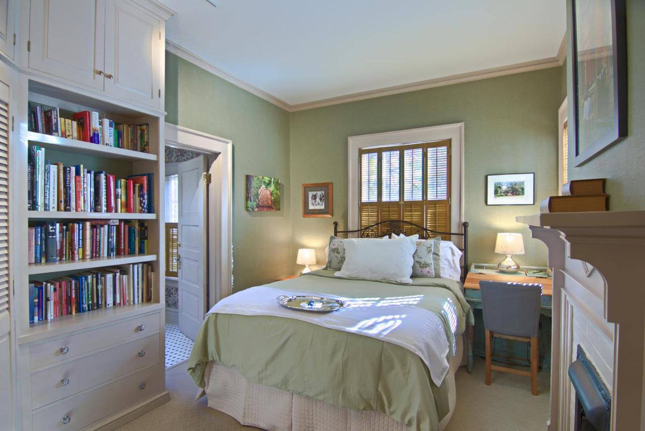 North Lodge On Oakland Bed And Breakfast Ешвілл Екстер'єр фото
